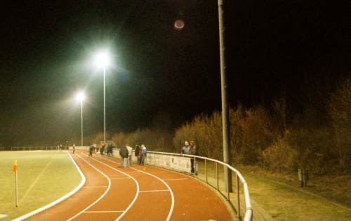 Sportzentrum Alsdorf-Nord - Ein fahler Mond �ber einer eher tristen Gegengeraden