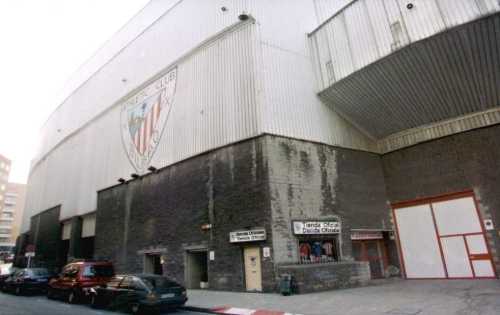 San Mam&eacute;s - Au&szlig;enansicht am Fanshop