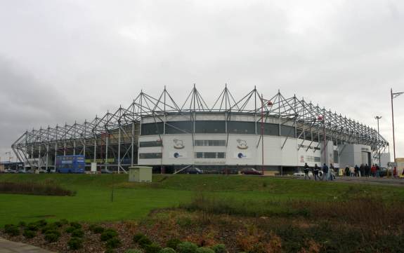 Pride Park - Au&szlig;enansicht auf Toyota West Stand und McArthur Glen Stand
