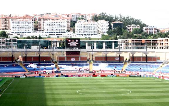 Est&aacute;dio Cidade de Coimbra - un&uuml;berdachter Hintertorbereich