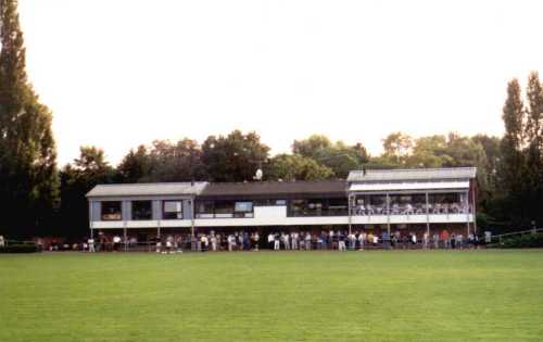 Heinrich-Graf-Sportanlage - Eingangsbereich und VIP-Pl�te (oben rechts)
