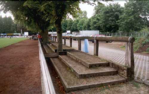 Sportpark im Stadtwald - Stufen mit B&auml;umen drin