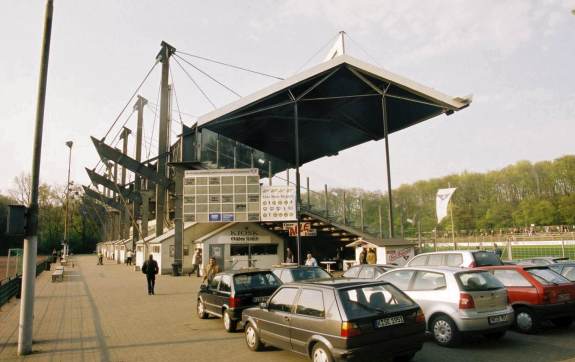Flughafenstadion (Sportpark H&ouml;henberg) - Trib�ne R�ckansicht