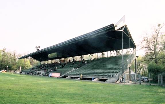 Flughafenstadion (Sportpark H&ouml;henberg) - Trib�ne Vorderansicht
