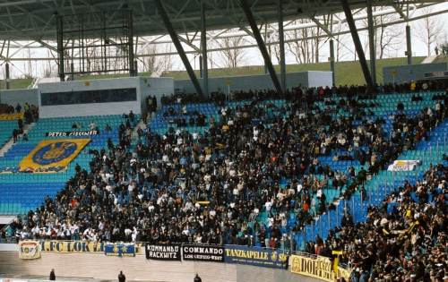 Zentralstadion - G�stefans (Lokanh�nger hinterm Tor in Sektor D, BVB-Fans rechts davon am Rand von Sektor A)