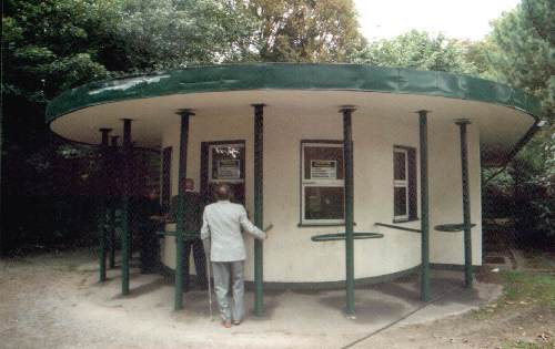 Volksparkstadion - Verr�terischer Kartenkiosk