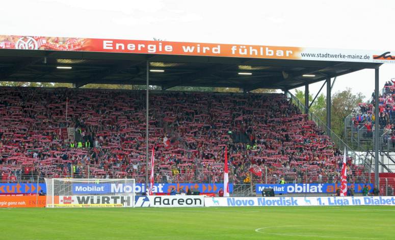 Stadion am Bruchweg - Schalparade in Rot-Wei&szlig;