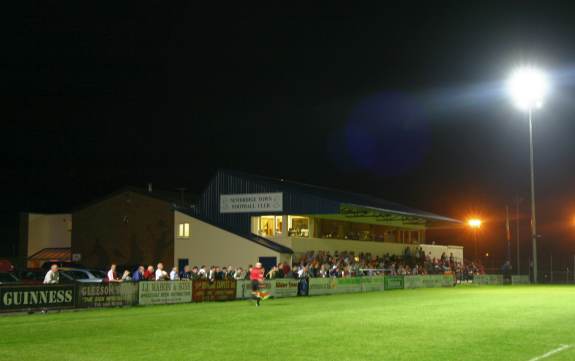 Station Road - Trib&uuml;ne w&auml;hrend des Spiels