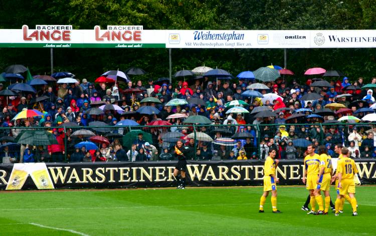 Herman-L&ouml;ns-Stadion - Choreo 'Bunte Regenschirme'
