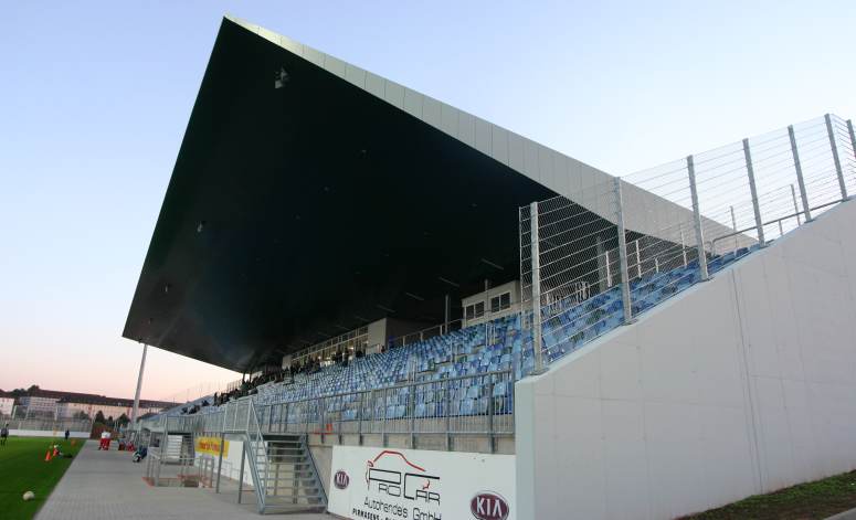 Sportplatz Husterh&ouml;he - Trib&uuml;ne