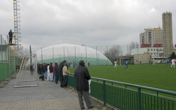 Stadion SC Xaverov Horn&iacute; Pocernice - L&auml;ngsseite