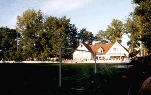Stadion am Papenloh - Gegenseite mit Mehrzweckgeb&auml;ude (s.u.)