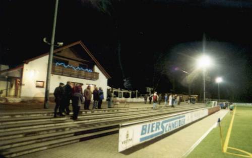 Sportplatz Sch&uuml;tzenhof - Haupttrib�ne und Vereinsheim