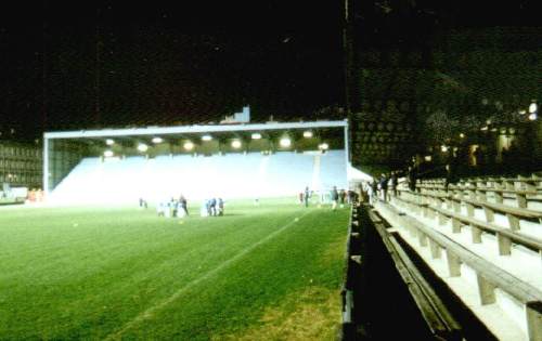 Sportclub-Platz - Blick &uuml;ber die Seitentrib&uuml;ne &uuml;ber die Hintertortrib&uuml;ne